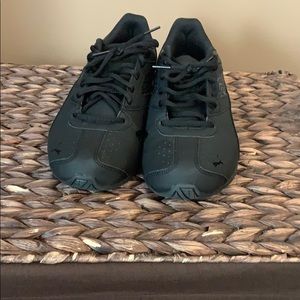 Black puma tennis shoes